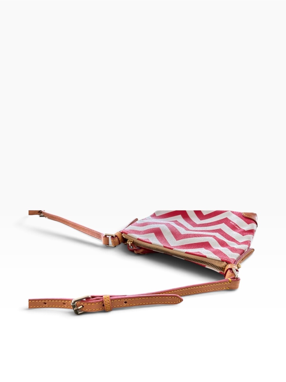 Dooney & Bourke Red Chevron Crossbody Letter Carrier Bag Pouchette J7652644 - Picture 10 of 15